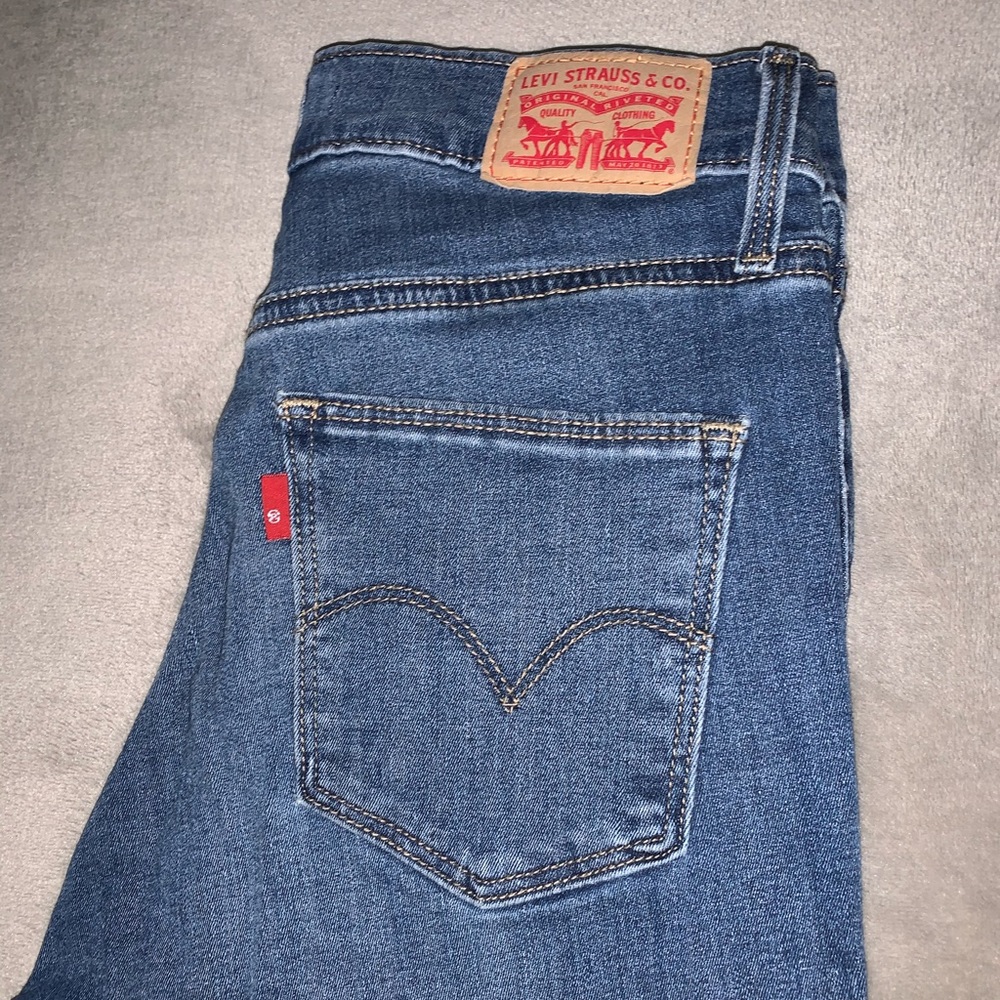 Levi’s Slimming Skinny Jeans (Medium Wash)
